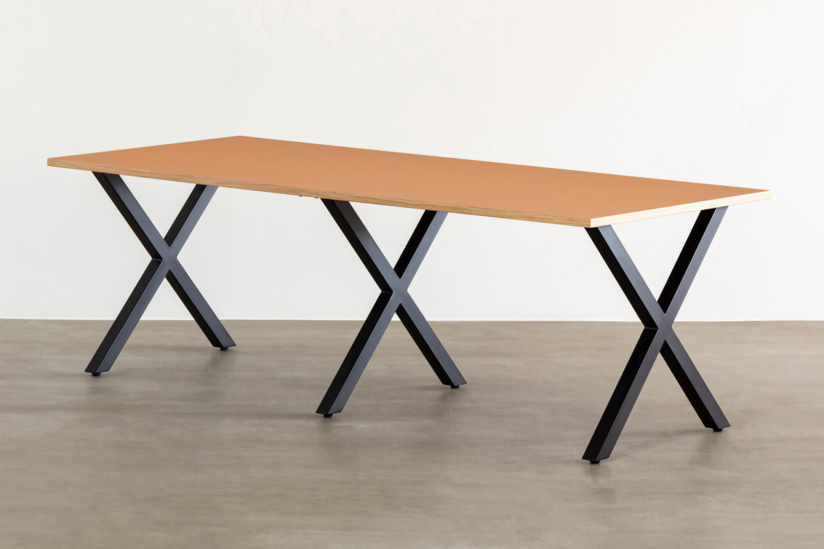 KANADEMONOのリノリウムLeatherオーク天板とマットブラックのXライン鉄脚を組み合わせたシンプルモダンな大型テーブル
