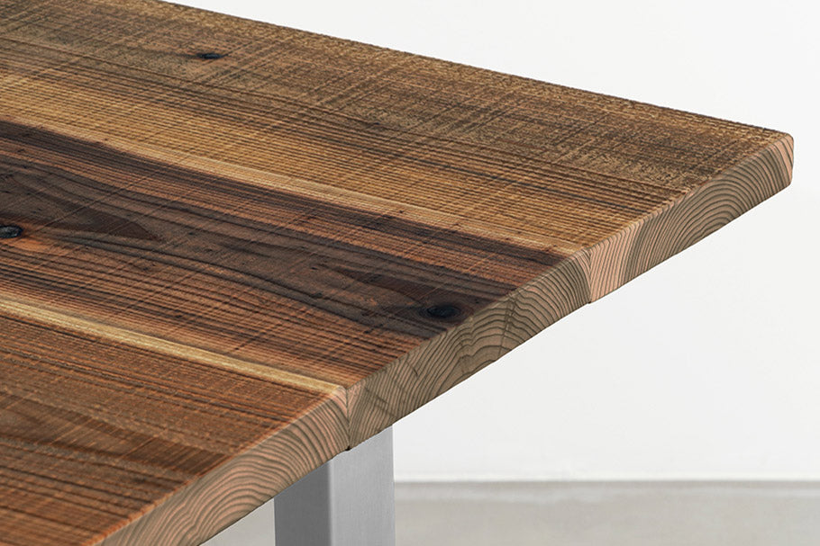 KANADEMONOの杉無垢ヴィンテージスタイル天板にIラインのステンレス脚を合わせた、趣と華やかさのあるテーブル（角）