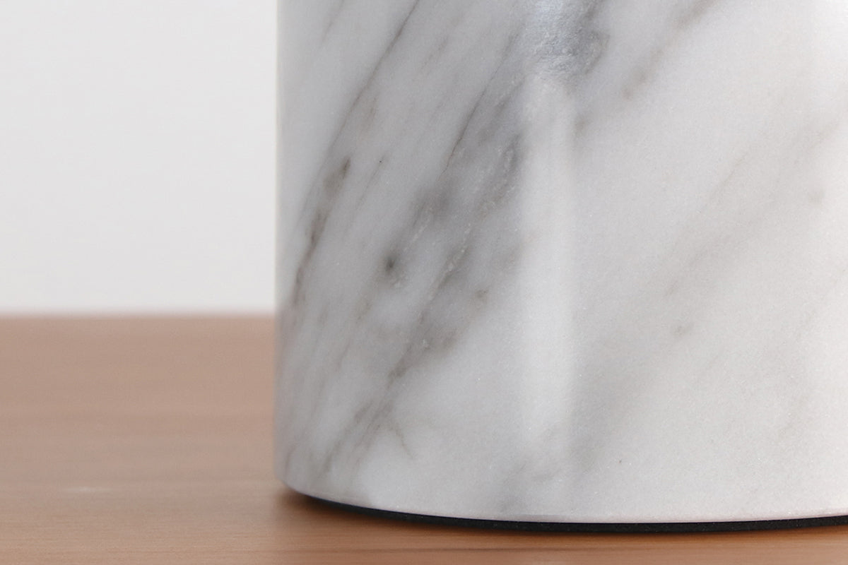 大理石と真鍮の融合が美しいテーブルランプ（ベース部分）クローズアップ