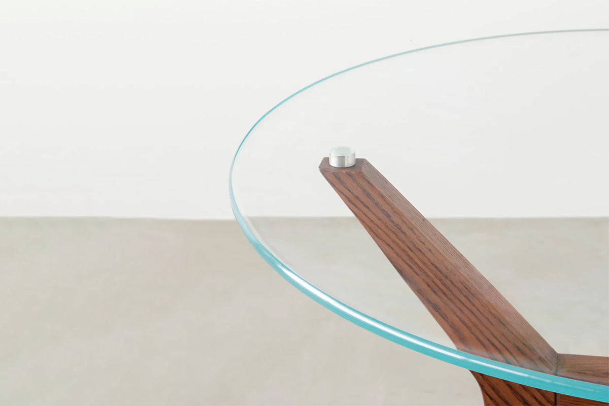KANADEMONOのガラス天板とブラウンカラーのHラインの木製脚を組み合わせたカフェテーブルM（天板）