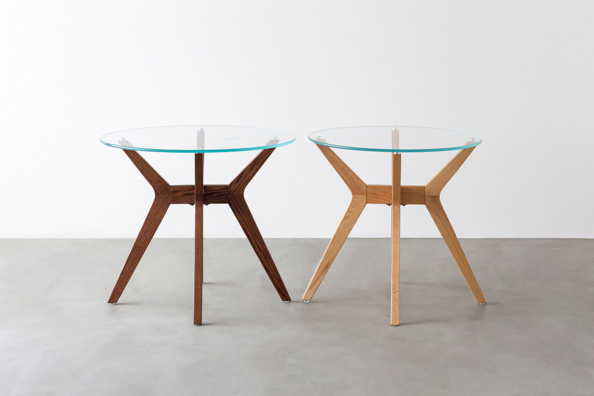 KANADEMONOのガラス天板とオーク無垢材のHライン木製脚を組み合わせたカフェテーブルM(ナチュラルとブラウン比較）