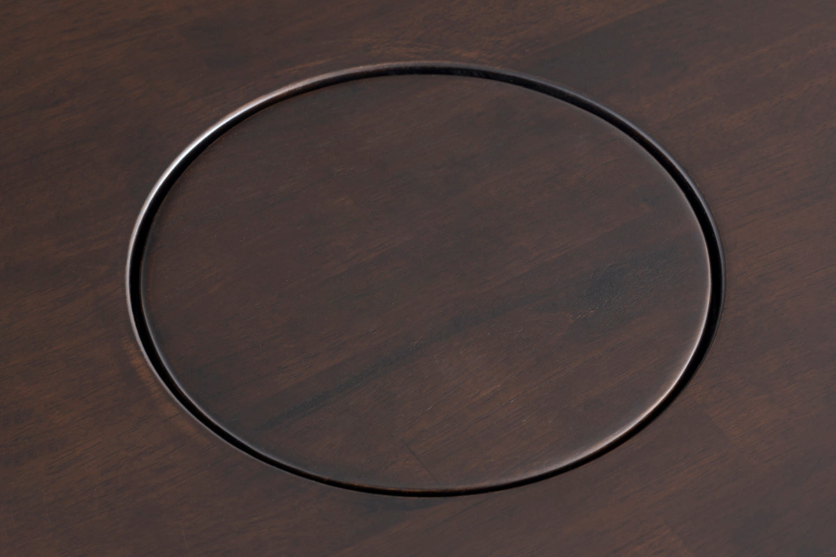 KANADEMONOのテーブルに収まるブラックのシンプルなワイヤーバスケットとトレーのセット（フタ装着時）