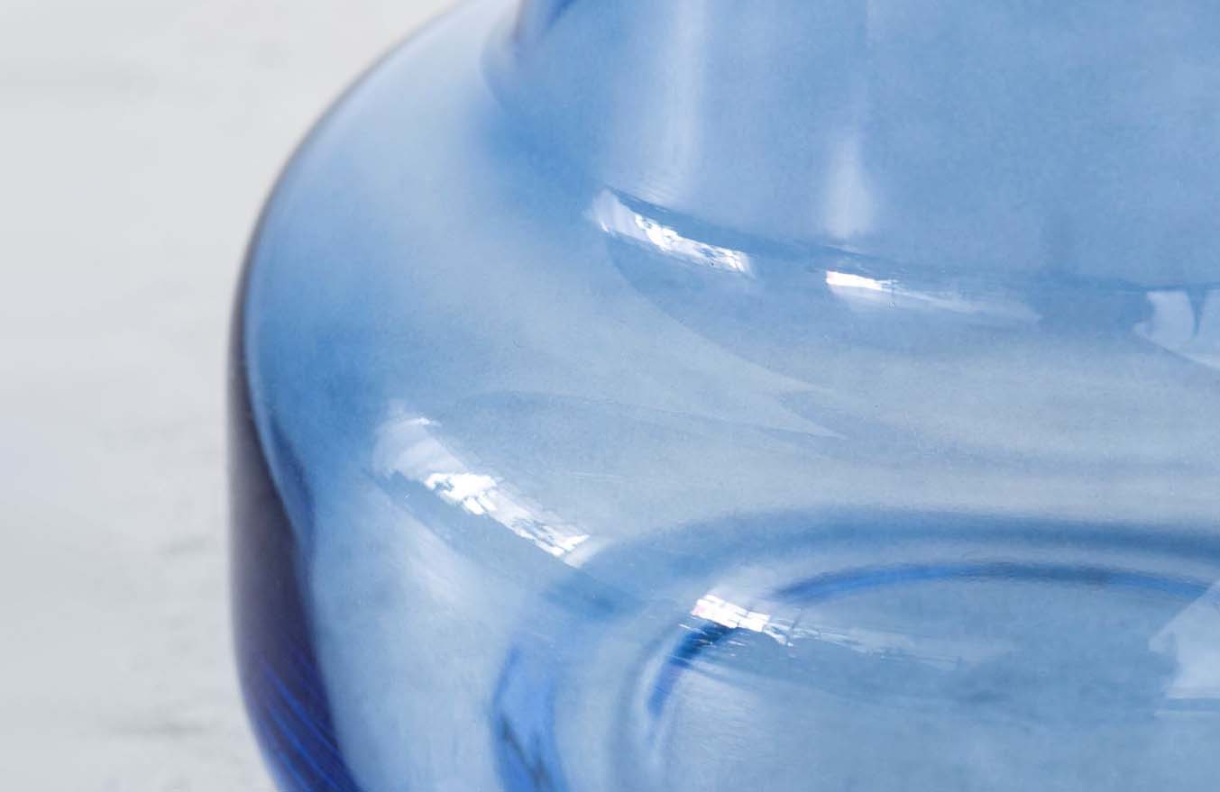 かなでもののガラスを使用した洗練されたフォルムが美しいコバルトブルーのフラワーベースのフォルム