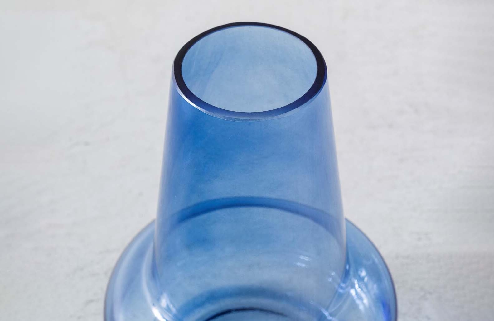 かなでもののガラスを使用した洗練されたフォルムが美しいコバルトブルーのフラワーベースの上部