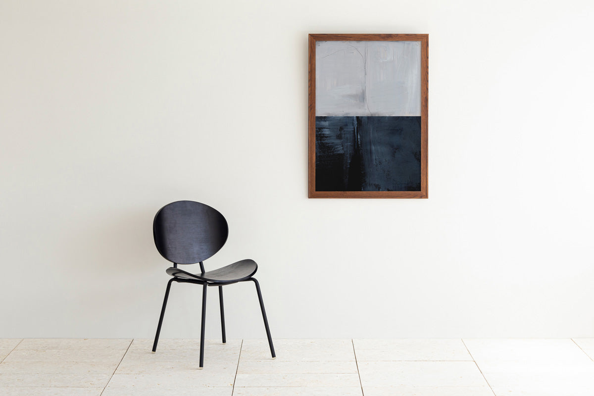 KANADEMONOの白と黒のシンプルなコントラストが独特の世界観をもつシックモダンなアートA1＋ブラウン木製フレーム（コーディネート例）