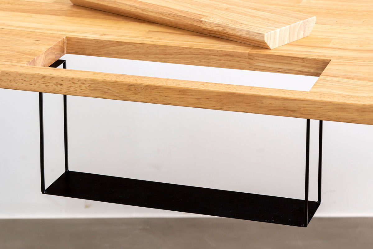 かなでもののラバーウッドと鉄脚に BLOCK＆TRAY 配線孔フラットタイプをつけた実用的でシンプルモダンなテーブル1