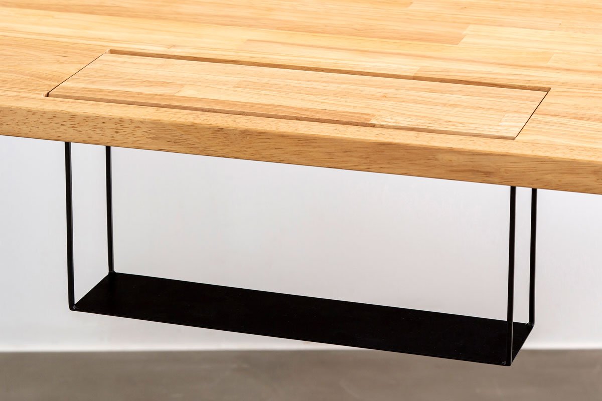 かなでもののラバーウッドと鉄脚に BLOCK＆TRAY 配線孔フラットタイプをつけた実用的でシンプルモダンなテーブル