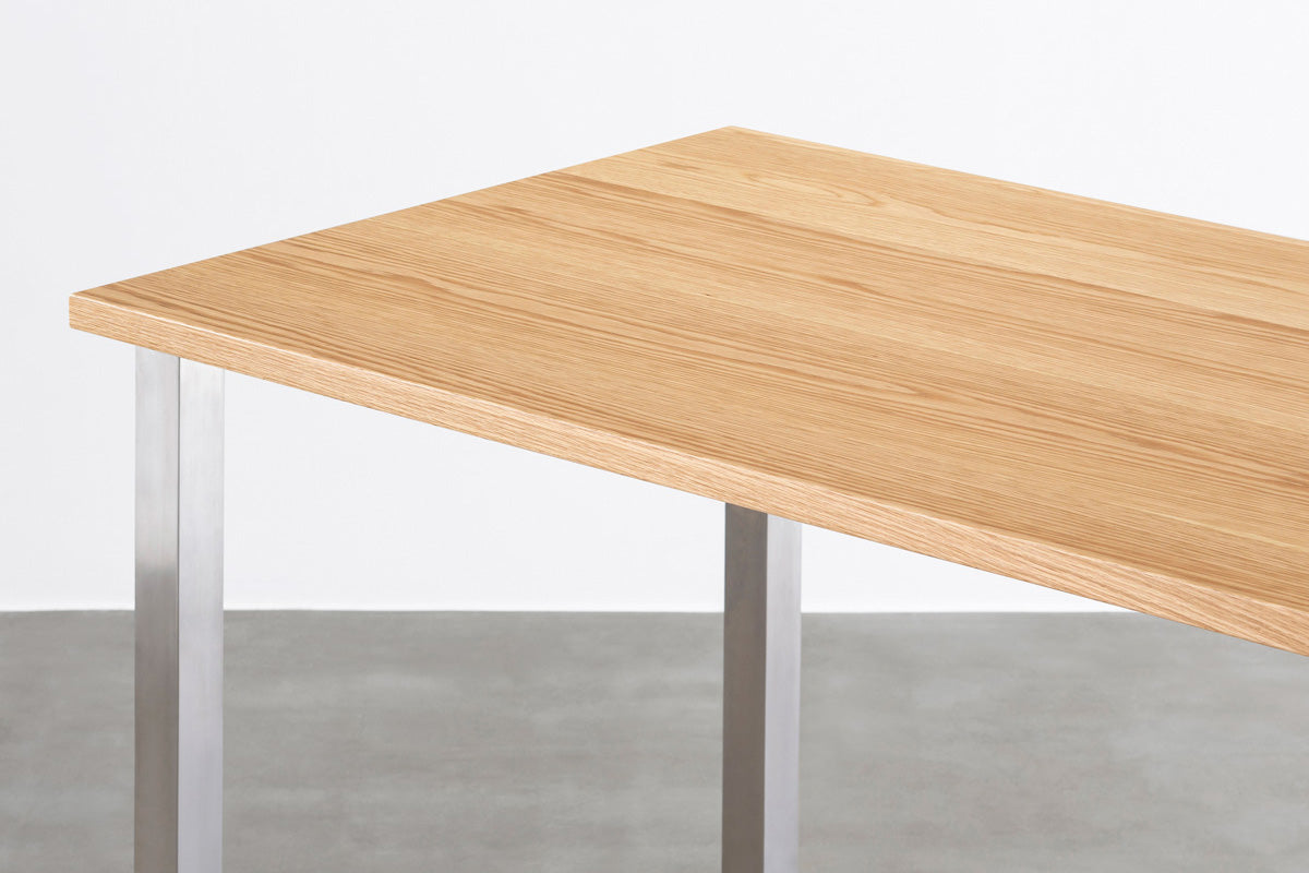 Kanademonoのホワイトオーク突板天板にマットな光沢のステンレス脚を合わせたテーブル（天板）