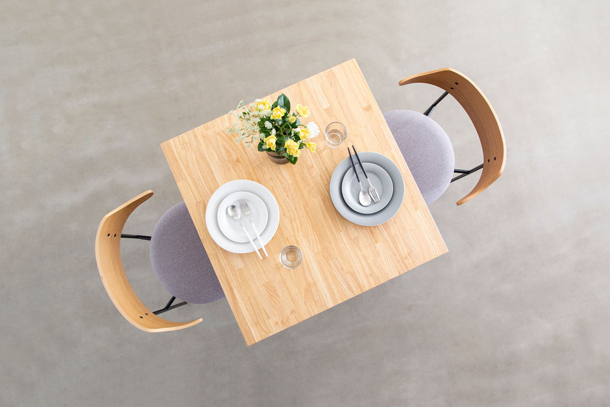 かなでもののラバーウッド材のスクエア天板Naturalとホワイトの4pinアイアン脚を組み合わせたすっきりとしたデザインのカフェテーブル（使用例7）