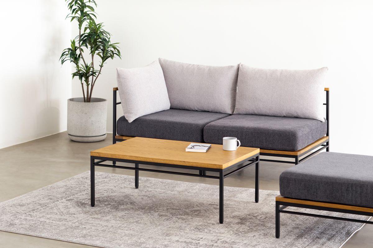 オーク天然木＋ブラックアイアンのシンプルなデザインが洗練された印象のセンターテーブル・Mサイズ（同シリーズのソファとのコーディネートイメージ）