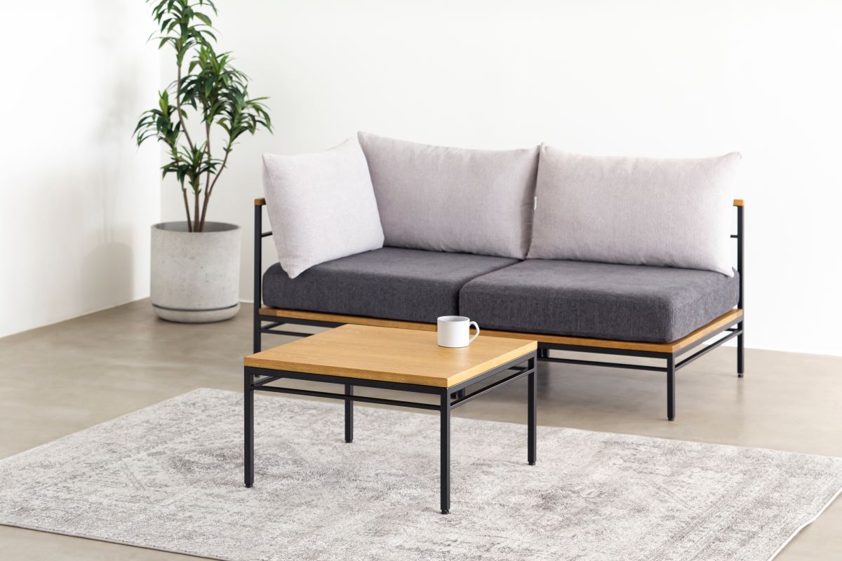 オーク天然木＋ブラックアイアンのシンプルなデザインが洗練された印象のセンターテーブル・Sサイズ（同シリーズのソファとのコーディネートイメージ）
