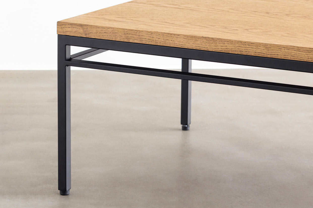 オーク天然木＋ブラックアイアンのシンプルなデザインが洗練された印象のセンターテーブル（天板と脚）