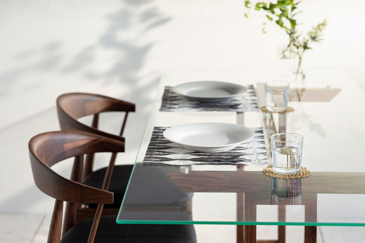 Favricaのガラス天板とブラウンのIラインの木製脚を組み合わせたダイニングテーブル使用例3