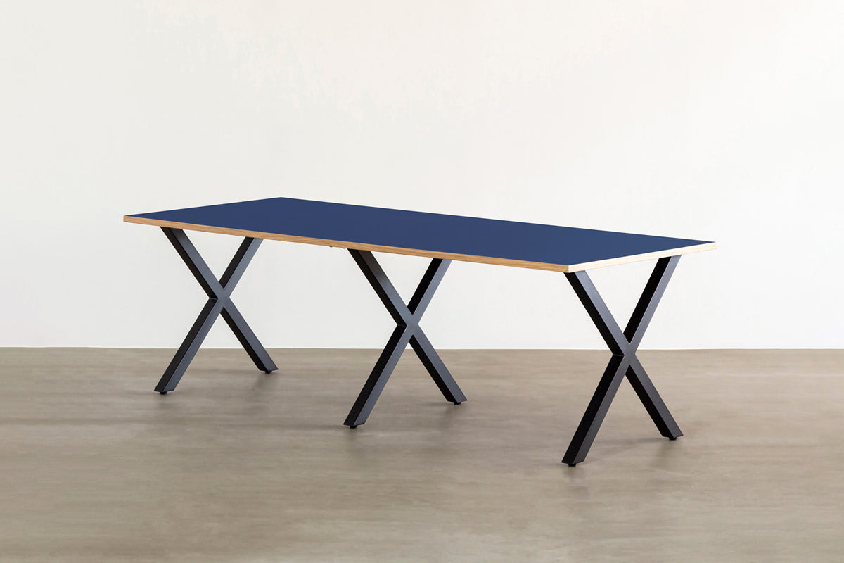 KANADEMONOのリノリウムMidnightblueオーク天板とマットブラックのXライン鉄脚を組み合わせたシンプルモダンな大型テーブル
