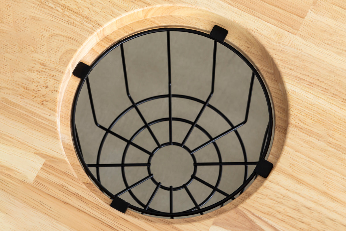 KANADEMONOのテーブルに収まるブラックのシンプルなワイヤーバスケットとトレーのセット（ワイヤーバスケット設置）