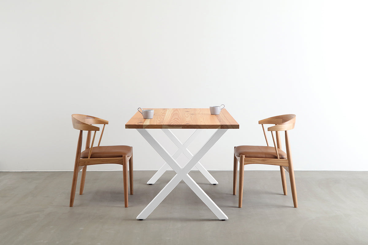 かなでものの長良杉とホワイトのスクエア鉄脚を組み合わせたシンプルモダンなテーブル1