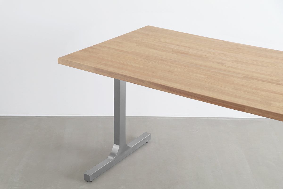 KANADEMONOのラバーウッドアッシュ天板にIラインのステンレス脚を合わせたシンプルで気品あるテーブル（天板と脚）