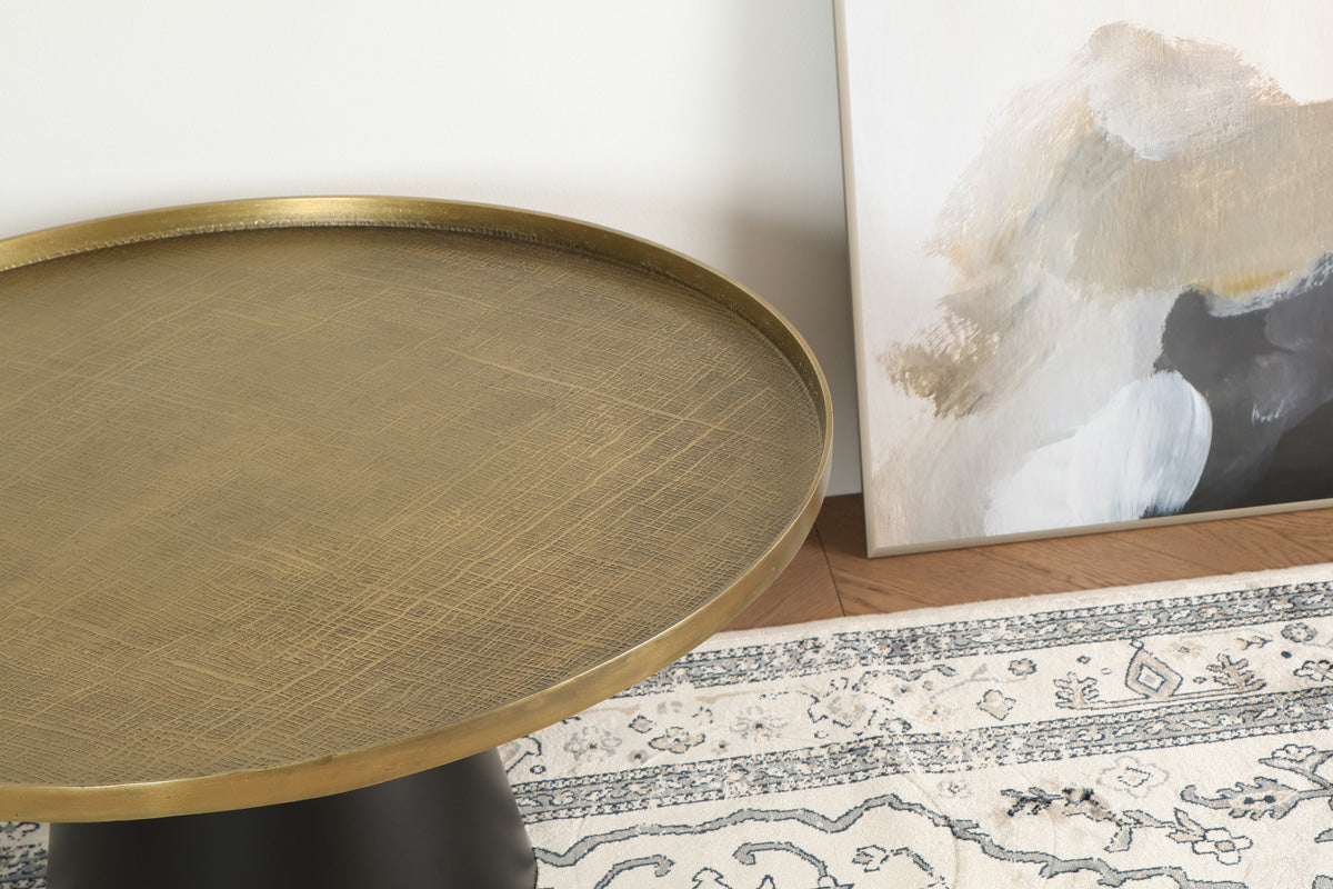 天板のゴールドがアンティーク感を醸し出すコーヒーテーブルの使用例