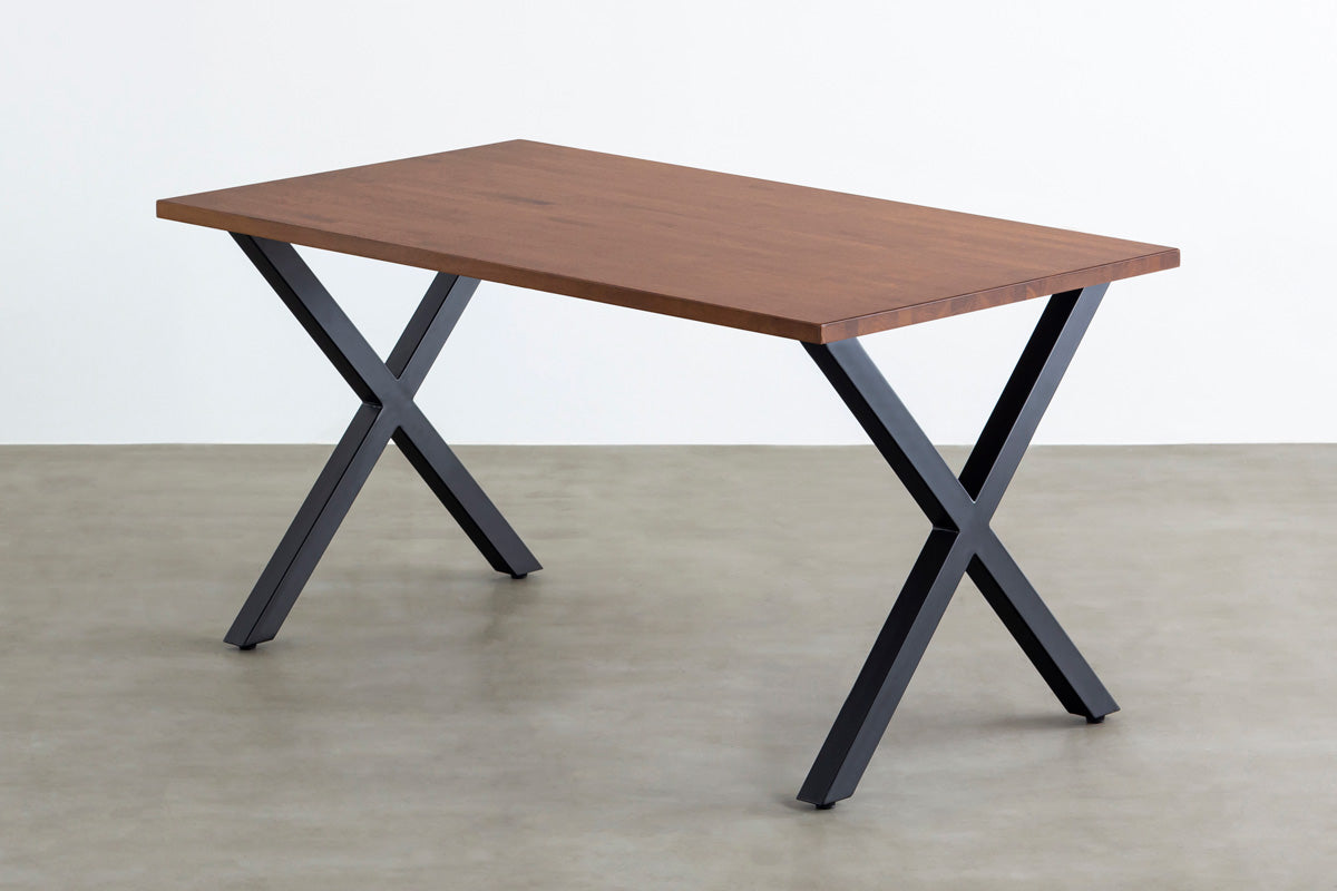 かなでもののチークブラウンのラバーウッドとマットブラックのX型の鉄脚を組み合わせたシンプルモダンなテーブル