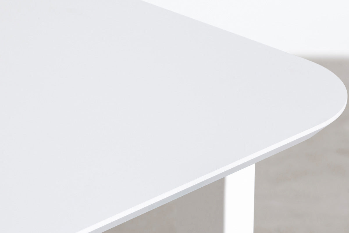 KanademonoのFENIXライトグレー天板にホワイトのスクエア鉄脚を合わせたテーブル（角）