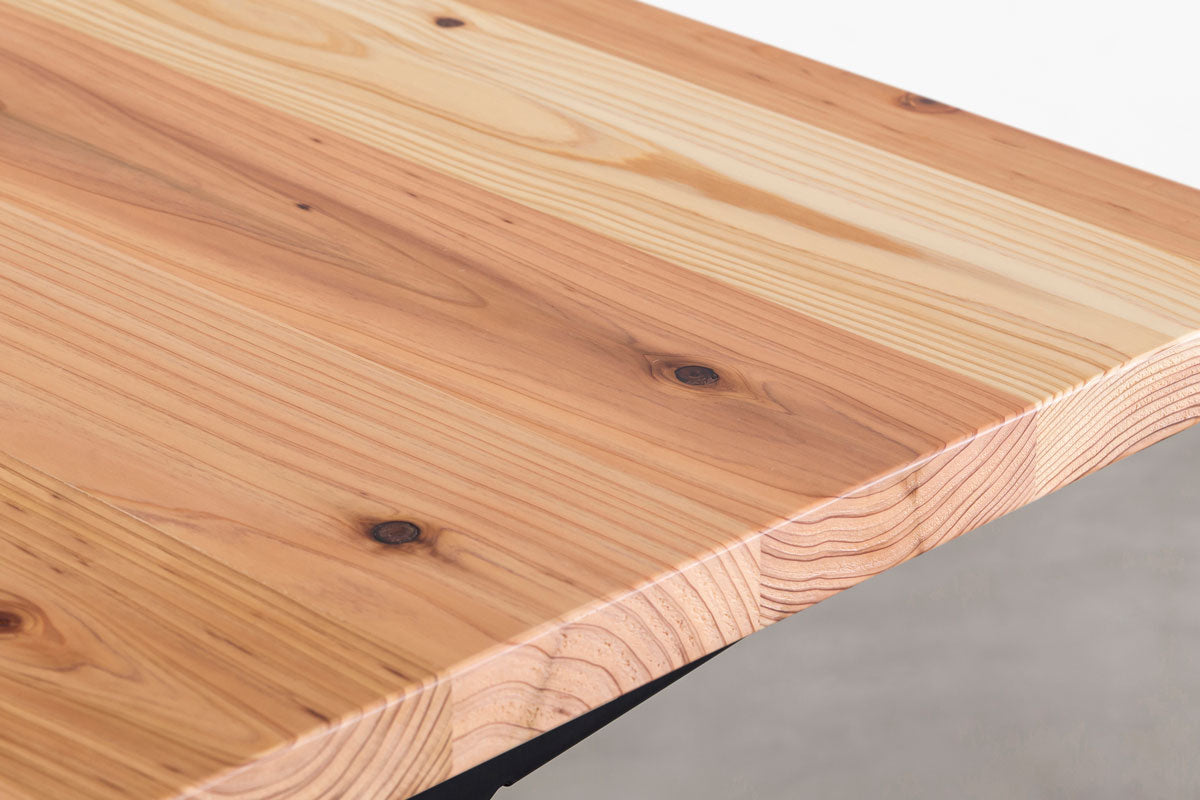 Kanademonoの温もりのある杉無垢材天板にブラックの電動昇降脚を組み合わせた、デザイン性も機能性もスマートなテーブル（天板）