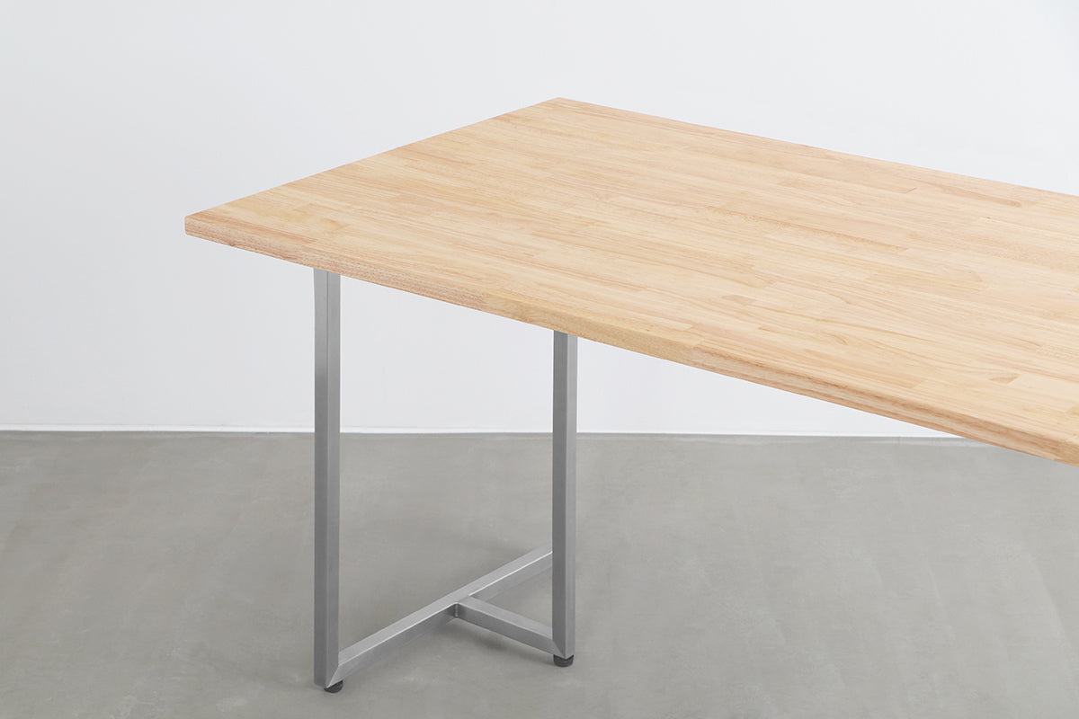 ラバーウッドナチュラル天板とT型ステンレス脚を組み合わせたシンプルなテーブル（天板と脚）