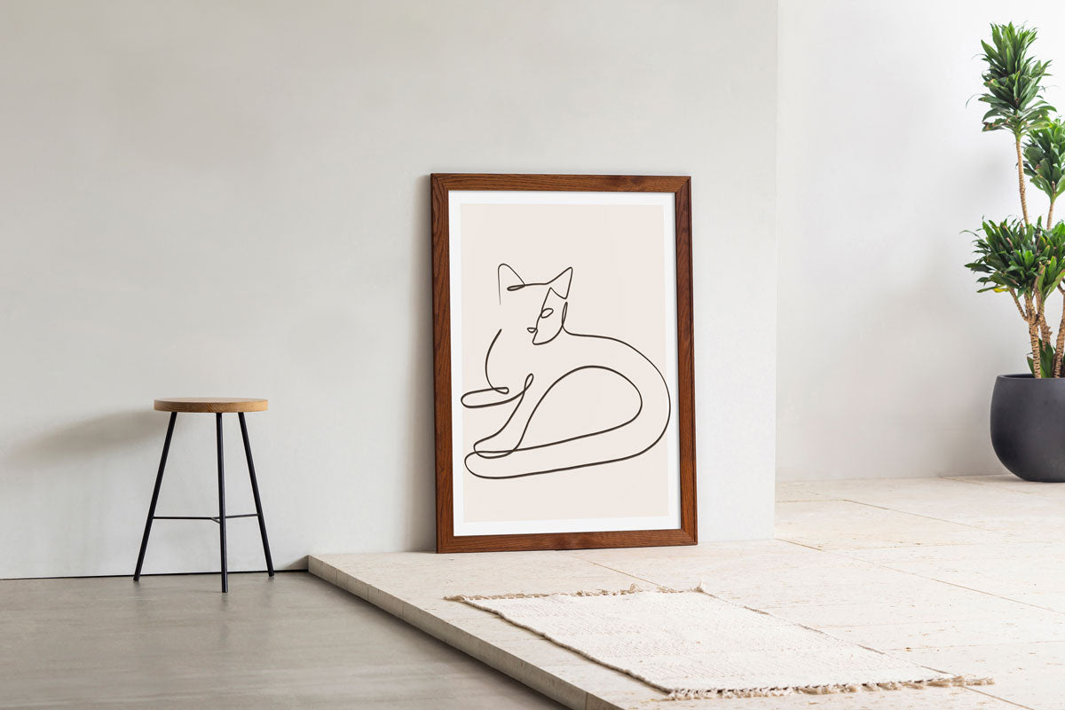 KANADEMONOの猫のおすわりをモチーフにしたモダンなドローイングアートA１＋木製ブラウンフレーム（コーディネートイメージ）