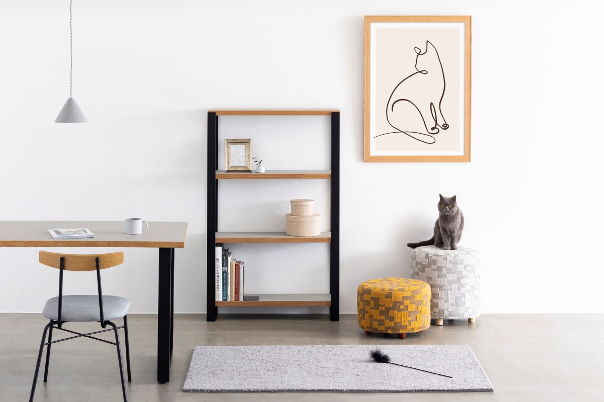 KANADEMONOの猫のおすわりをモチーフにしたモダンなドローイングアートA１＋木製ナチュラルフレーム（コーディネートイメージ）