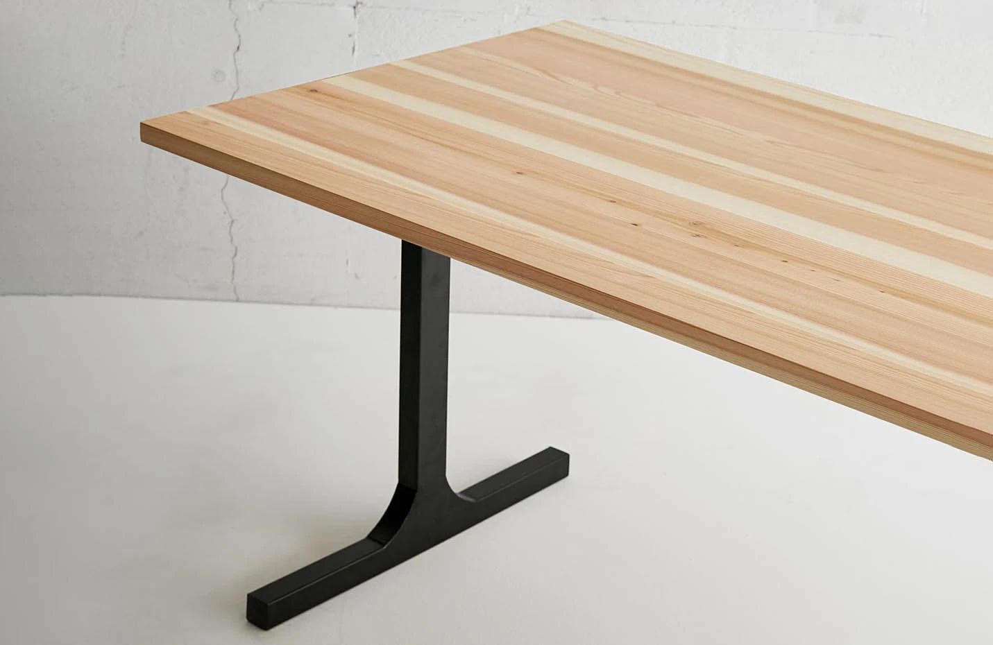 かなでものの長良杉とマットブラックのI型の鉄脚を組み合わせたシンプルモダンなテーブル