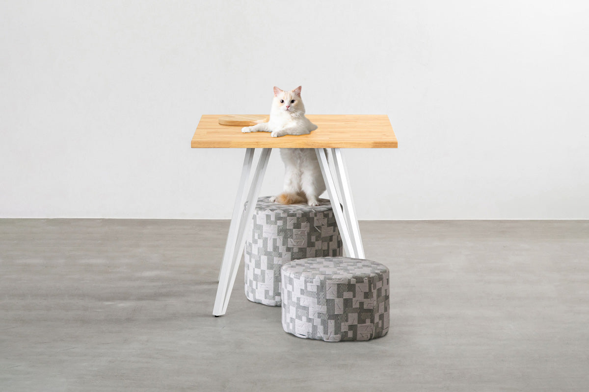 Kanademonoのラバーウッド材Naturalスクエア天板とホワイトのトライアングル4pinアイアン脚を組み合わせた、直径80-100cmの猫穴付きカフェテーブル（猫入り）