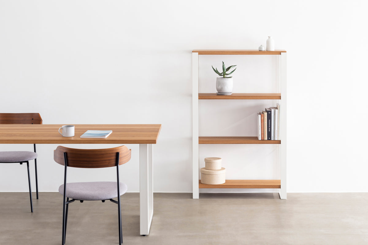 Kanademonoのホワイトオーク材の棚板とホワイトのアイアンで製作したシェルフ(使用イメージ)