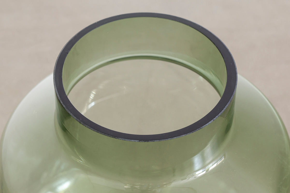 ガラスを使用した洗練されたフォルムが美しいグリーンのフラワーベース（上部口）