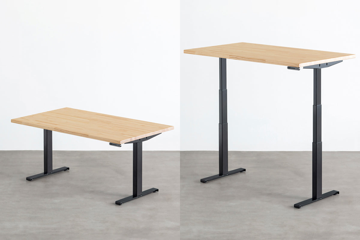 ナチュラルな風合いのパイン天板と、ブラックの電動昇降脚を組み合わせた、デザイン性も機能性もスマートなテーブル（最小高、最大高）