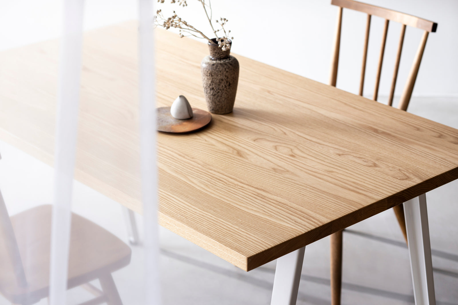 かなでもののホワイトアッシュ材とホワイトのスクエア鉄脚を組み合わせたシンプルモダンなテーブルの使用例3