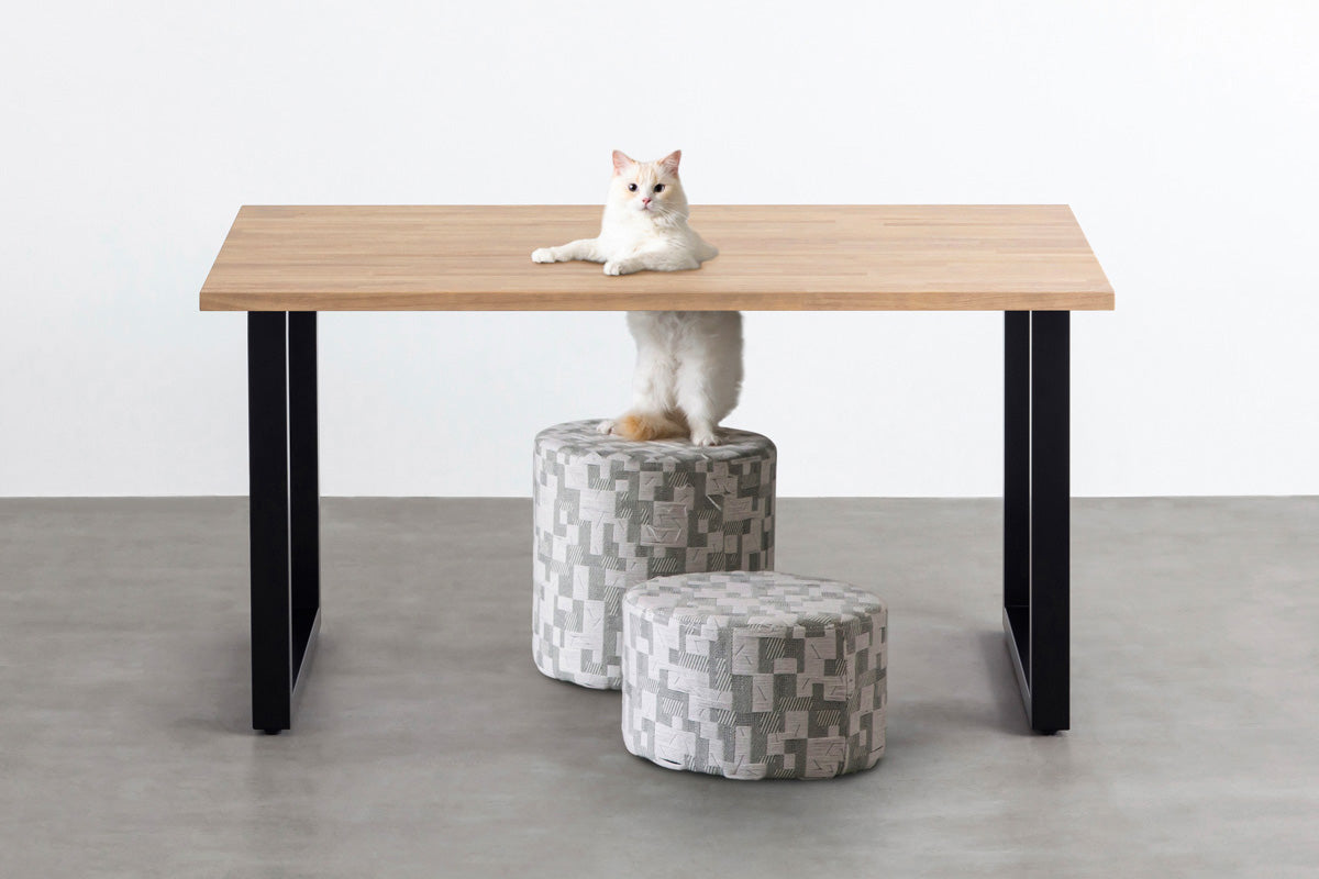 Kanademonoのラバーウッドアッシュ天板とブラックのスクエア鉄脚で製作した、猫穴付きのテーブル