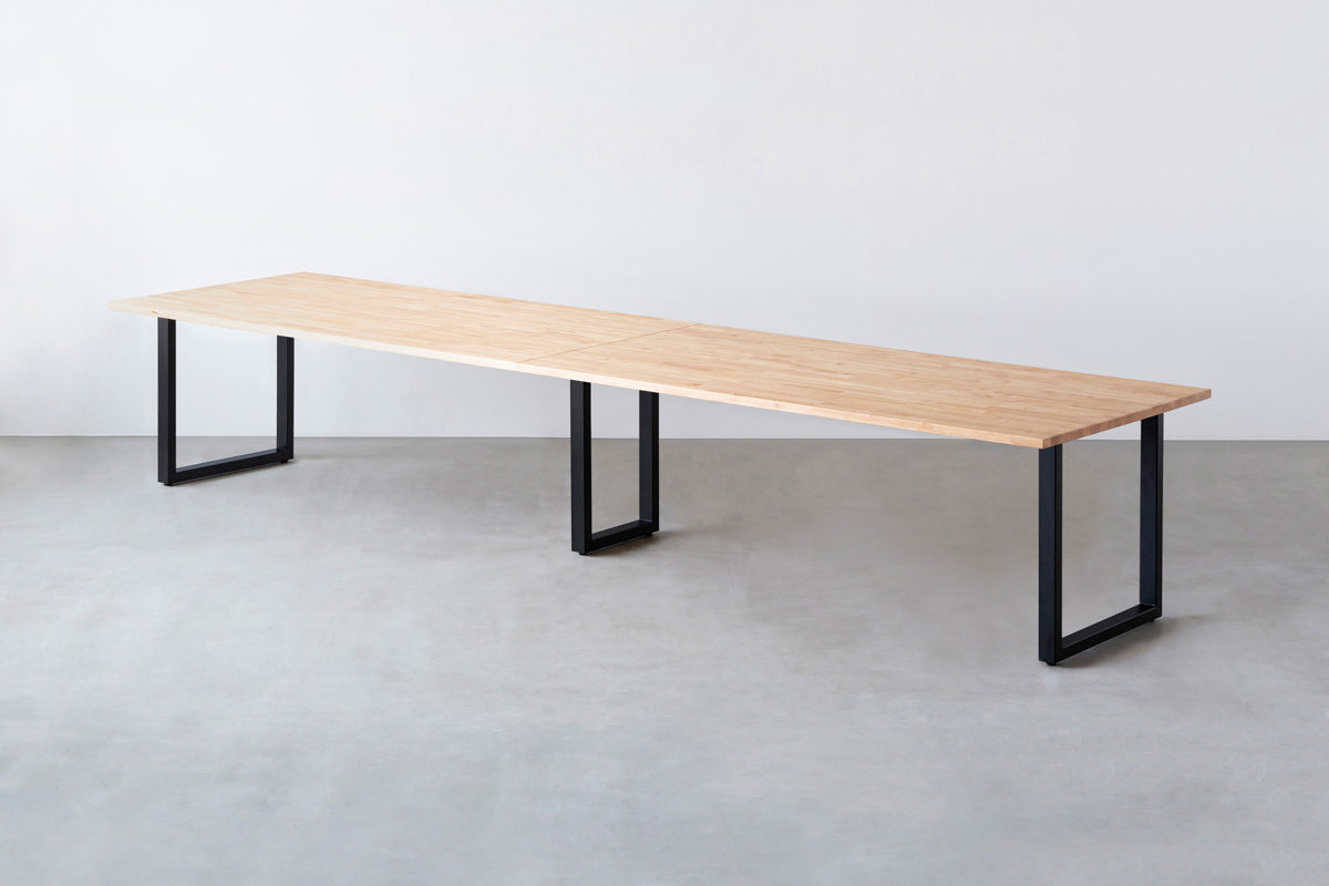 Kanademonoのラバーウッド ナチュラル天板とブラック脚を組み合わせたシンプルモダンな幅連結タイプの特大テーブル