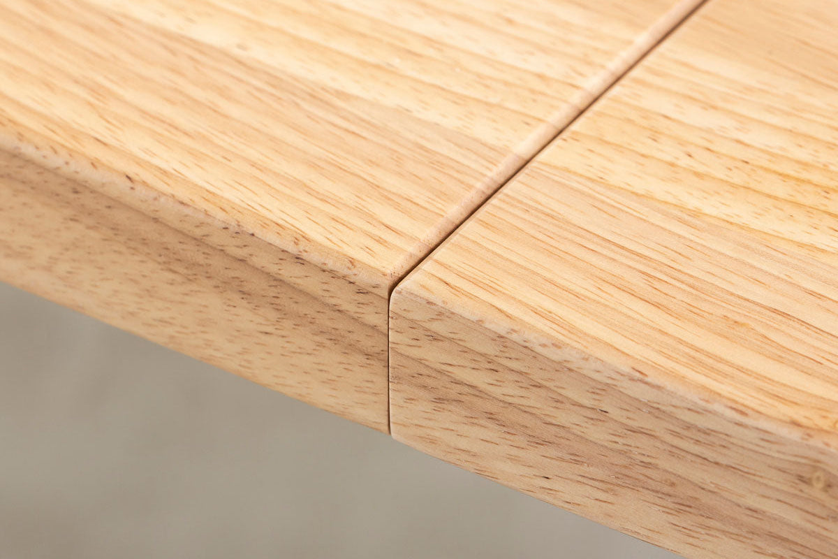 Kanademonoのラバーウッド ナチュラル天板とブラック脚を組み合わせたシンプルモダンな幅連結タイプの特大テーブル（連結部分）
