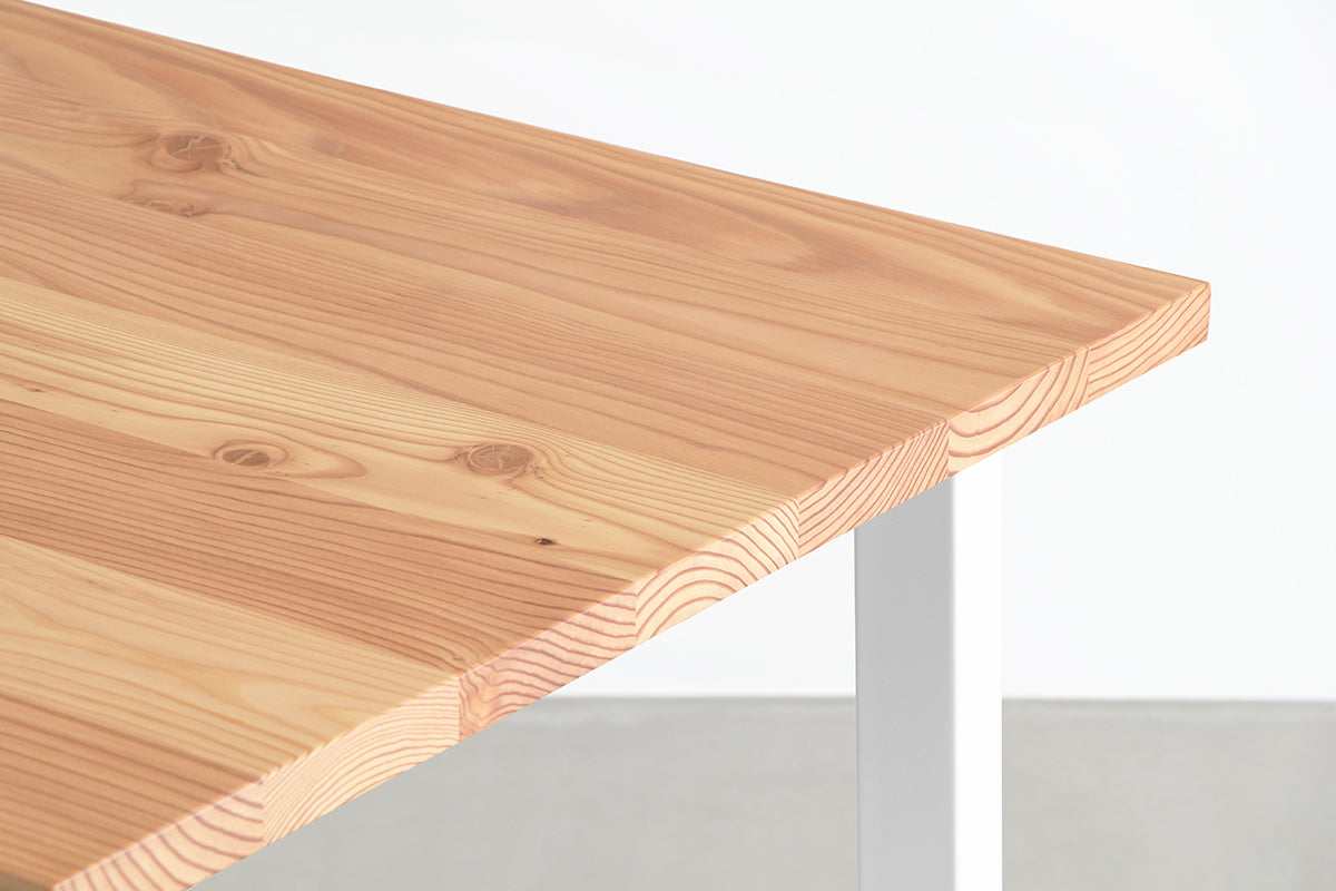 かなでものの飛騨産唐松とホワイトの鉄脚を組み合わせたシンプルモダンなテーブル