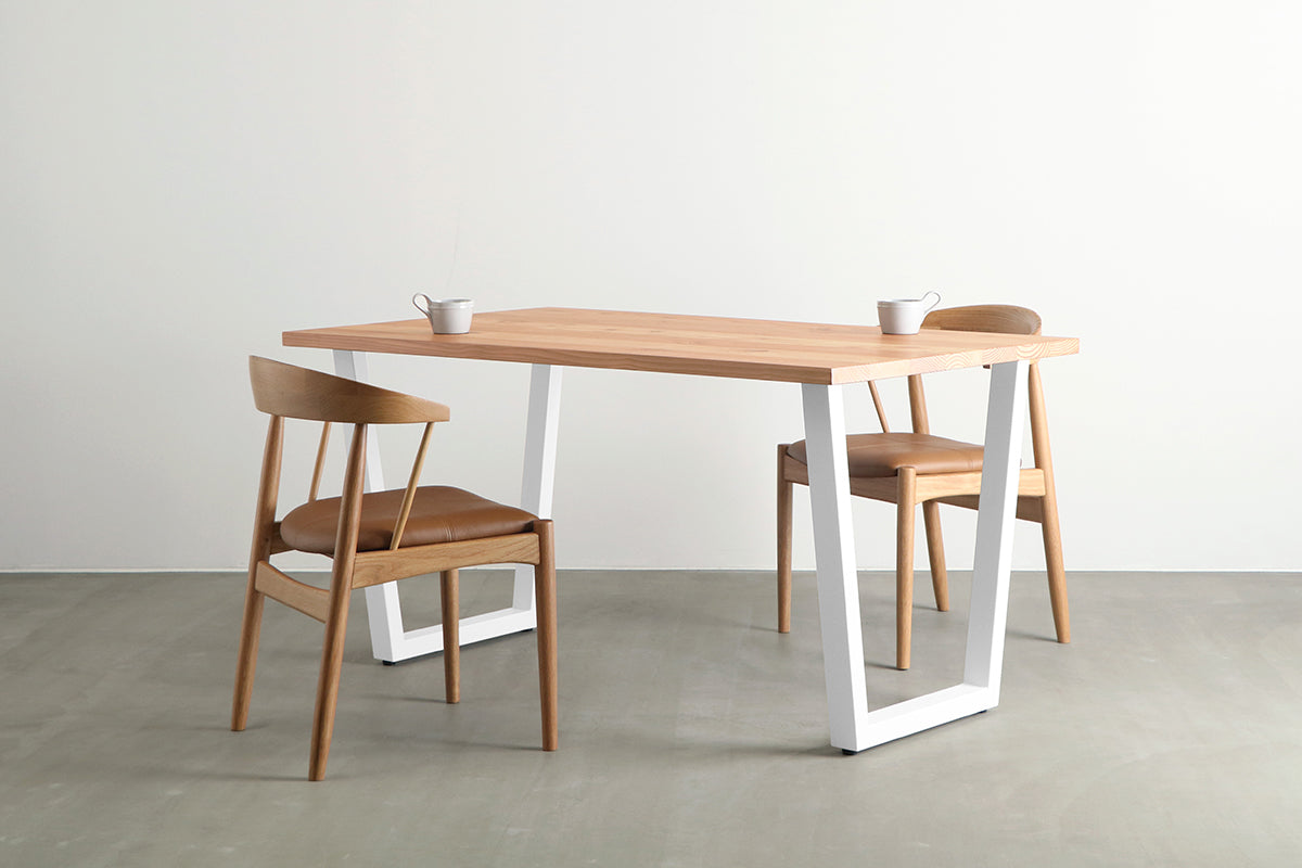 かなでものの飛騨産唐松とホワイトのスクエア鉄脚を組み合わせたシンプルモダンなテーブル