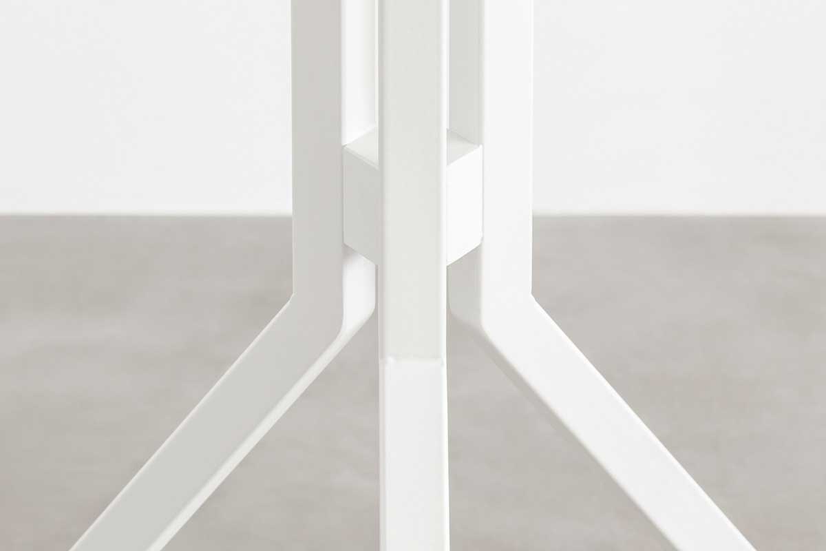 3本のアイアン脚がすらりと伸び立つフォルムが美しいトライポッド型のホワイト鉄脚に、杉無垢材の天板を合わせたカフェテーブル（脚分岐点）