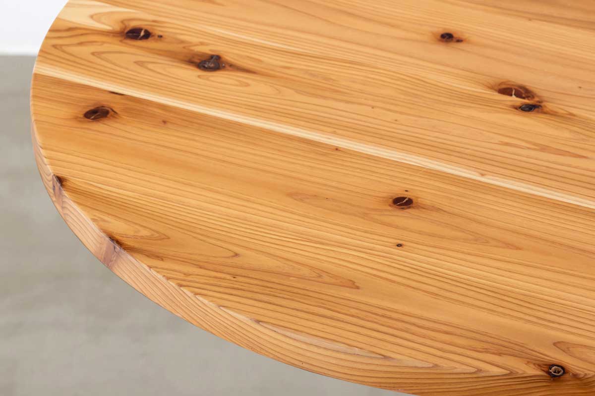 3本のアイアン脚がすらりと伸び立つフォルムが美しいトライポッド型のホワイト鉄脚に、杉無垢材の天板を合わせたカフェテーブル（天板）