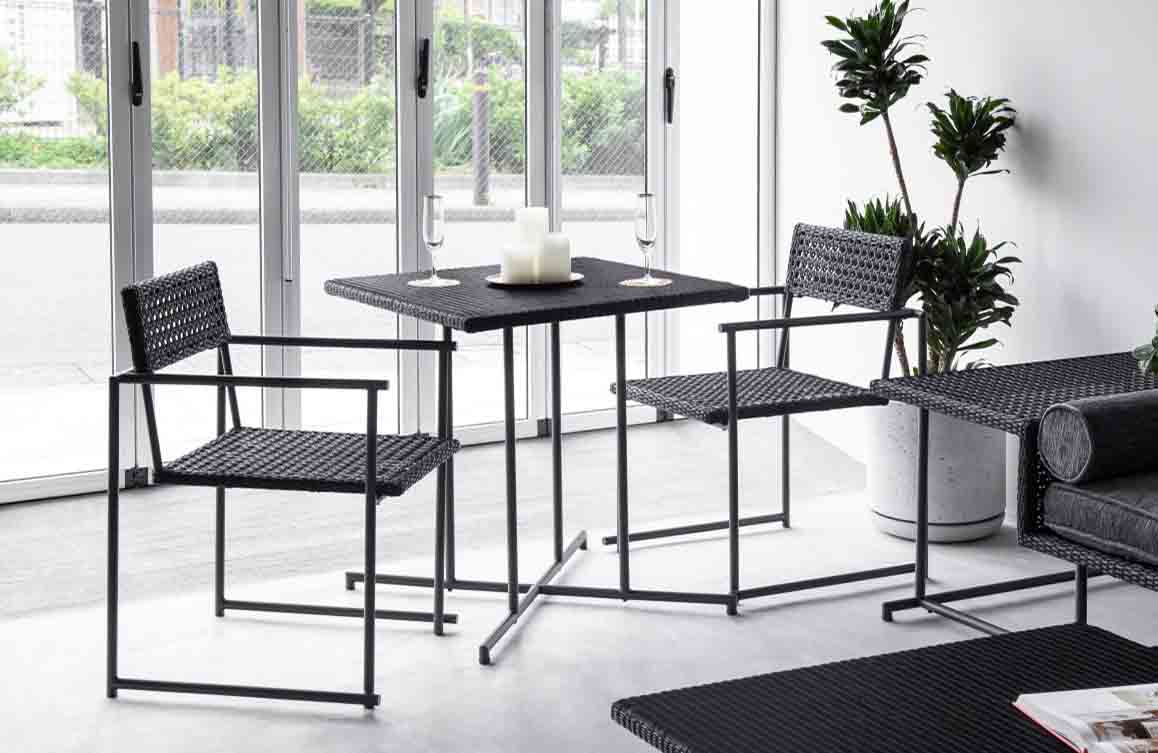 かなでものの丁寧に編み上げた人工ラタン繊維とスチール脚を組み合わせたユニークなフォルムのダイニングテーブルと椅子3