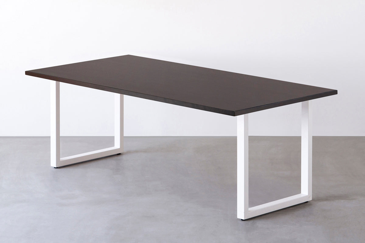 Kanademonoのラバーウッド ブラックブラウン天板とホワイト脚を組み合わせたシンプルモダンな大型テーブル