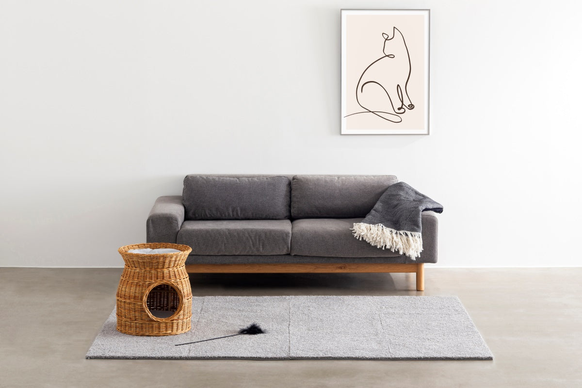 KANADEMONOの猫のおすわりをモチーフにしたモダンなドローイングアートA１＋シルバーフレーム（リビング使用例）