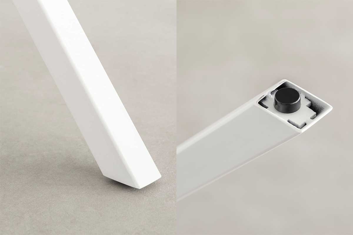 3本のアイアン脚がすらりと伸び立つフォルムが美しいトライポッド型のホワイト鉄脚に、ファニチャーリノリウムMushroomの天板を合わせたカフェテーブル（脚下部・アジャスター）