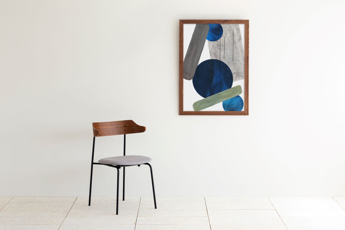 KANADEMONOのドットを用いたデザインをブルーをアクセントに落ち着いたトーンで仕上げたモダンな抽象画アートA1＋ブラウン木製フレーム（コーディネート例）