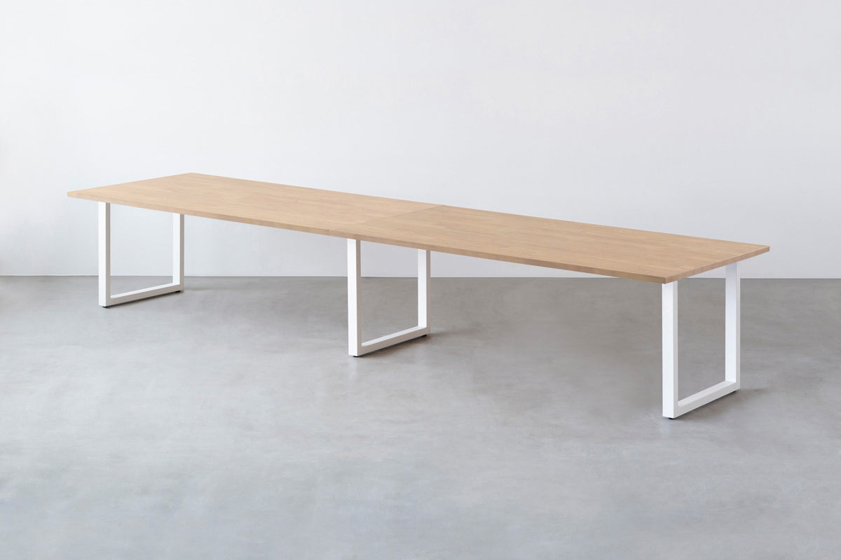 Kanademonoのラバーウッド アッシュグレー天板とホワイト脚を組み合わせたシンプルモダンな幅連結タイプの特大テーブル