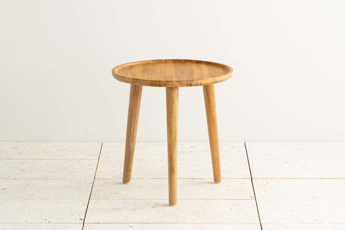 チーク無垢材を使用した、シンプルでナチュラルな雰囲気を持つサイドテーブル