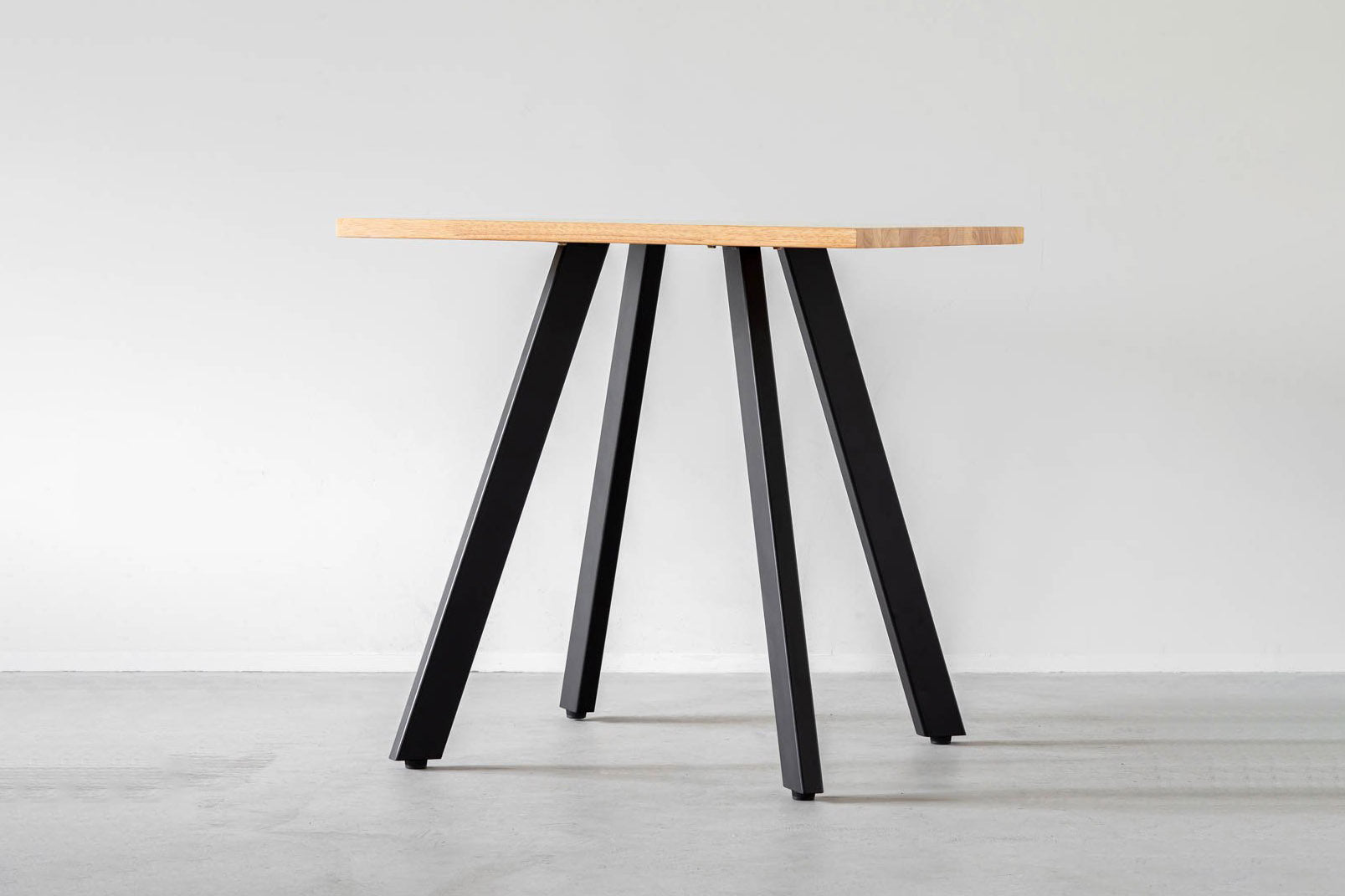 かなでもののラバーウッド材のスクエア天板Naturalとマットブラックの4pinアイアン脚を組み合わせたすっきりとしたデザインのカフェテーブルの脚