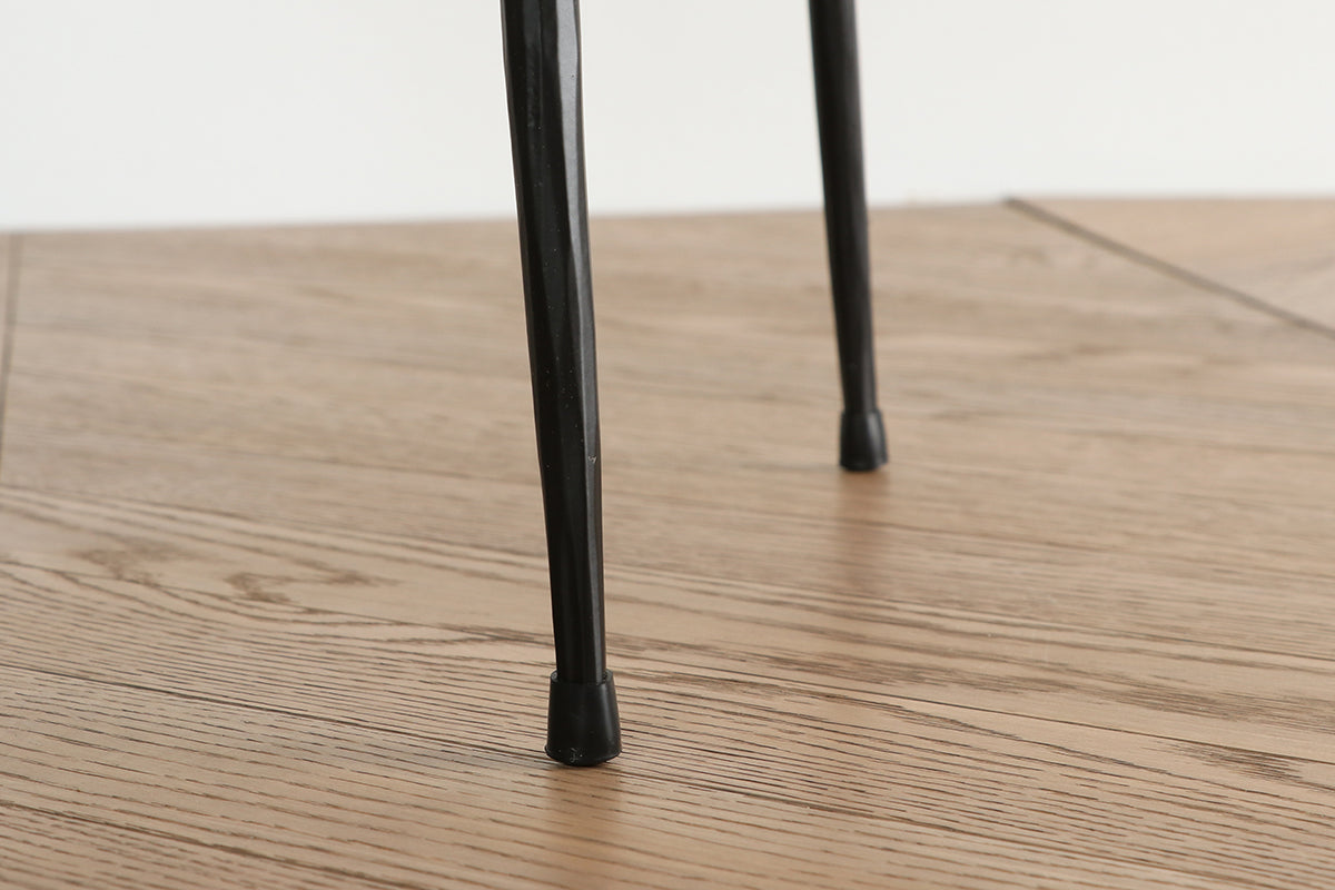 スチールのスタイリッシュで洗練された印象のサイドテーブル（脚部分）